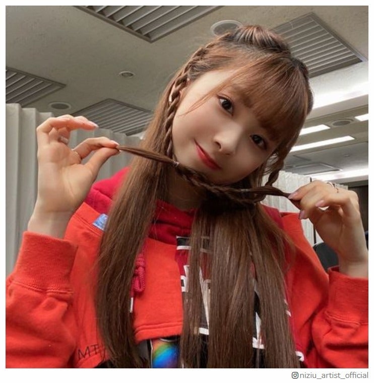 NiziUミイヒ、初ヘアスタイル披露「ポージングまで天才｣「最強」とファンから絶賛の声