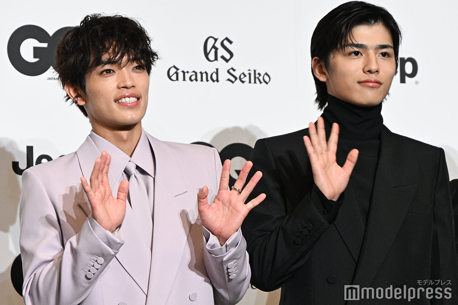 カメラに手を振る篠塚大輝（C）モデルプレス