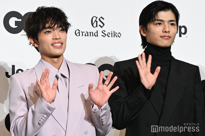 カメラに手を振る篠塚大輝(C)モデルプレス