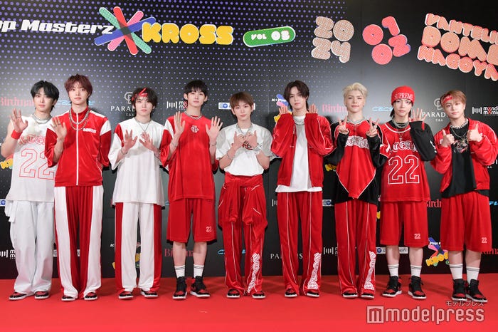 フォトセッションに応じた&TEAM/(左から)FUMA、EJ、YUMA、JO、HARUA、K、MAKI、NICHOLAS、TAKI(C)モデルプレス