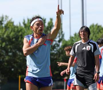 長友佑都 優勝へのキーマン明かす「4年前とは明らかに違う」 実は大学サッカー部後輩の人気アナの取材に【newsLOG】