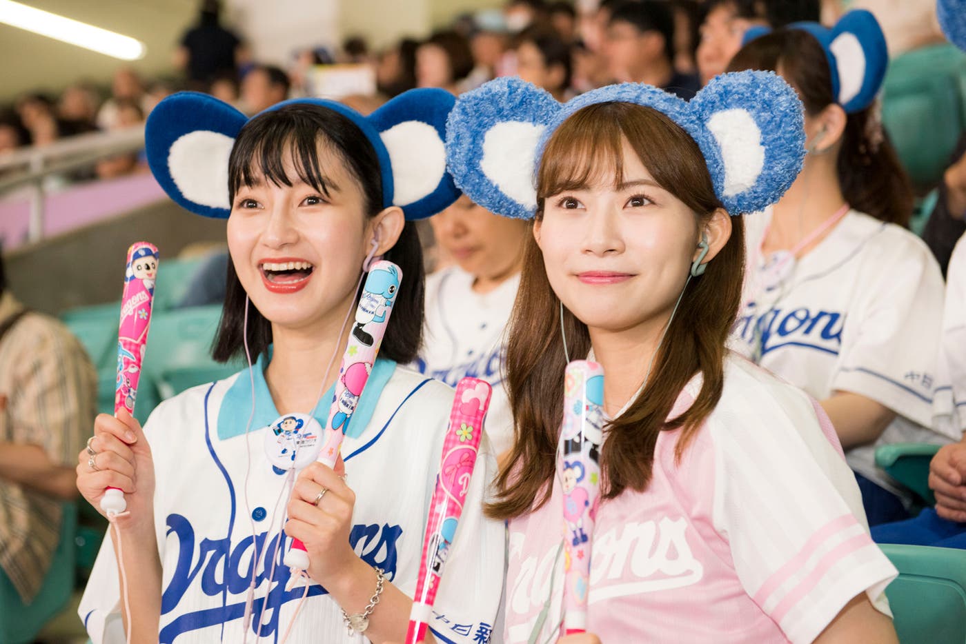 (左から)梅村奈央さん、後藤理沙子さん(提供写真)※STH40D(有線モデル)を装着