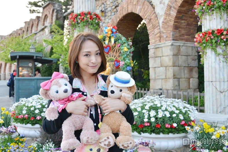 ダッフィーを抱えて笑顔（TDS）／モデル：福間文香