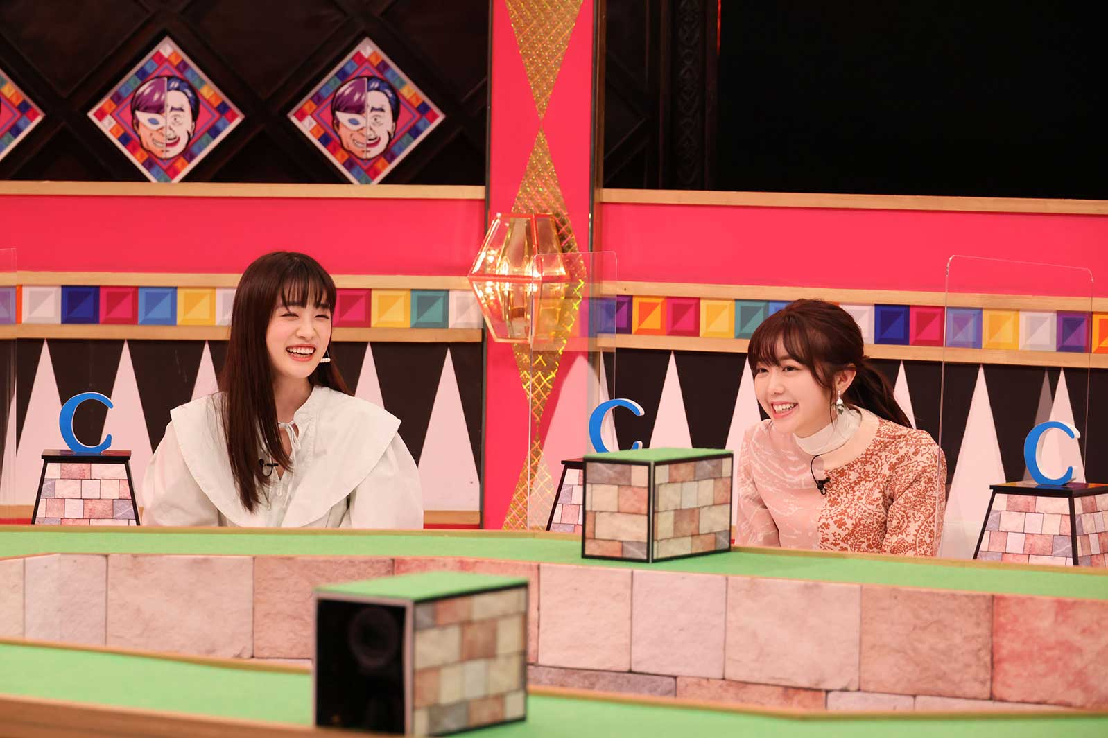 （左から）高橋ひかる、峯岸みなみ（AKB48）（C）カンテレ