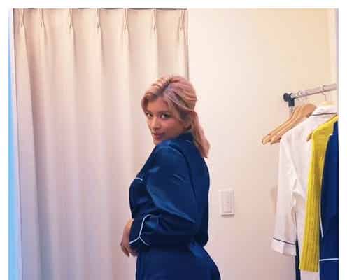 ローラ、美脚全開パジャマでスクワット ストイックな姿に反響