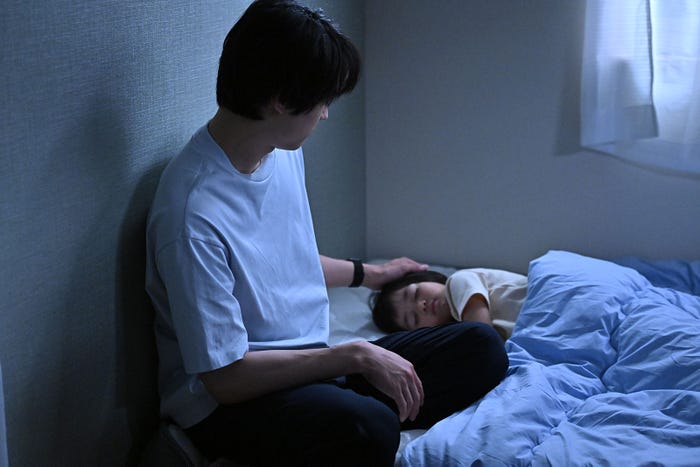 松村北斗、倉田瑛茉「西園寺さんは家事をしない」第1話より(C)TBS