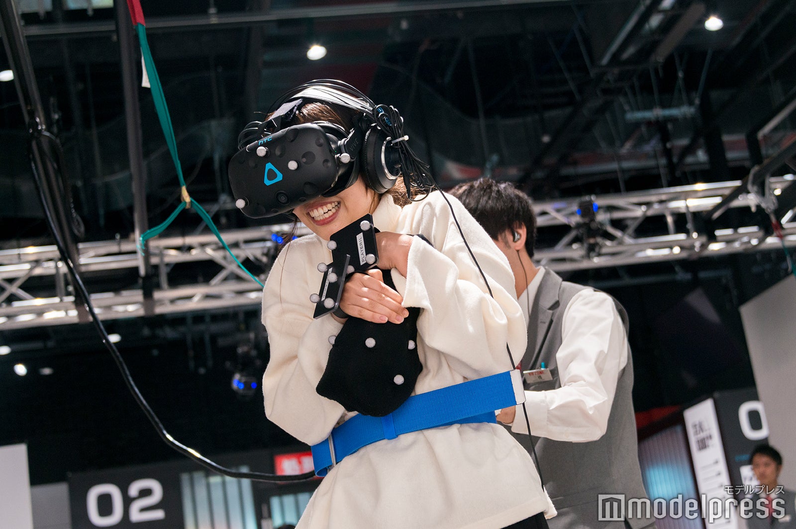 子猫を救出した途端動けなくなる則武さん（C）モデルプレス