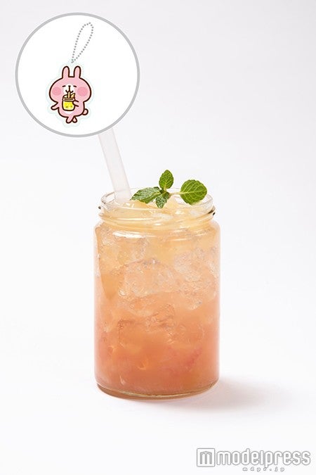 「ぷるっと食感、2色のグレープフルーツが味わえるソーダ」～オリジナルアクリルキーホルダーつき～￥1，000（税抜）（C）kanahei／TXCOM