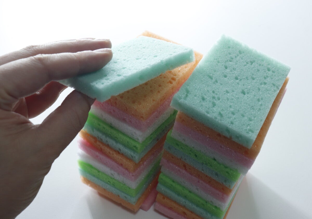 カラフルなタイプが登場！使った後はゴミ箱にポイッ！清潔に使える100均シートスポンジ