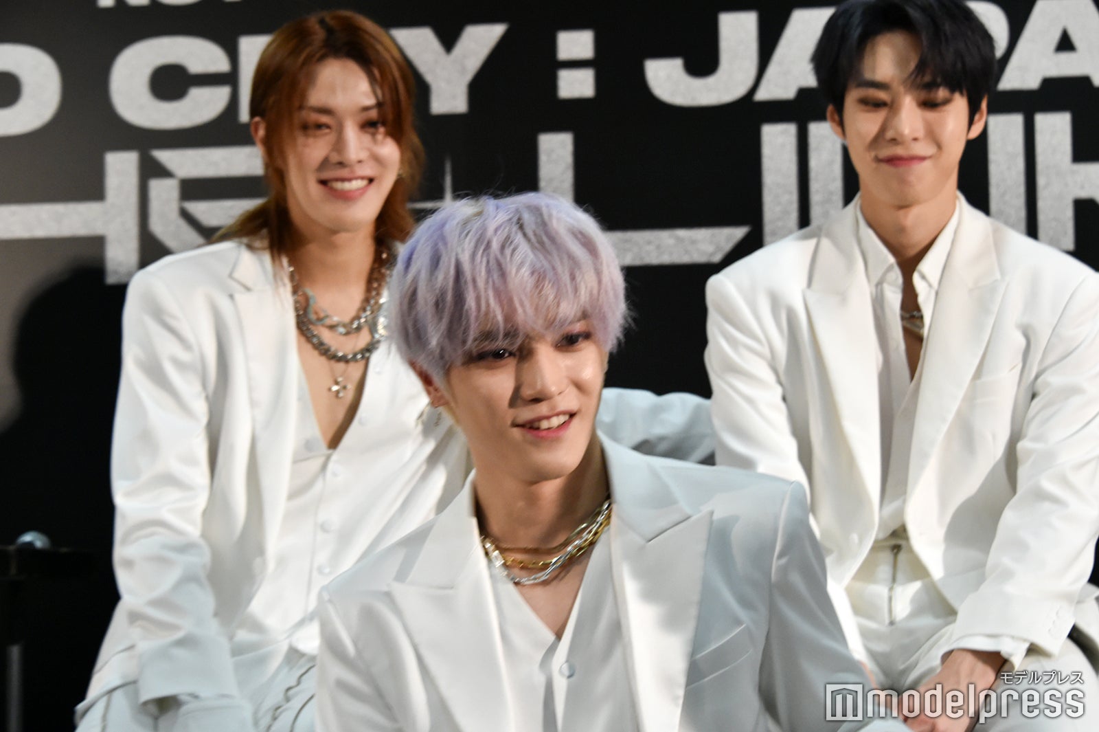 テヨンに笑いかけるユウタとドヨン （C）モデルプレス