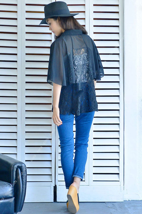 レース切り替え変形ブラウス「coca」2,990円（税込）／画像提供：coca