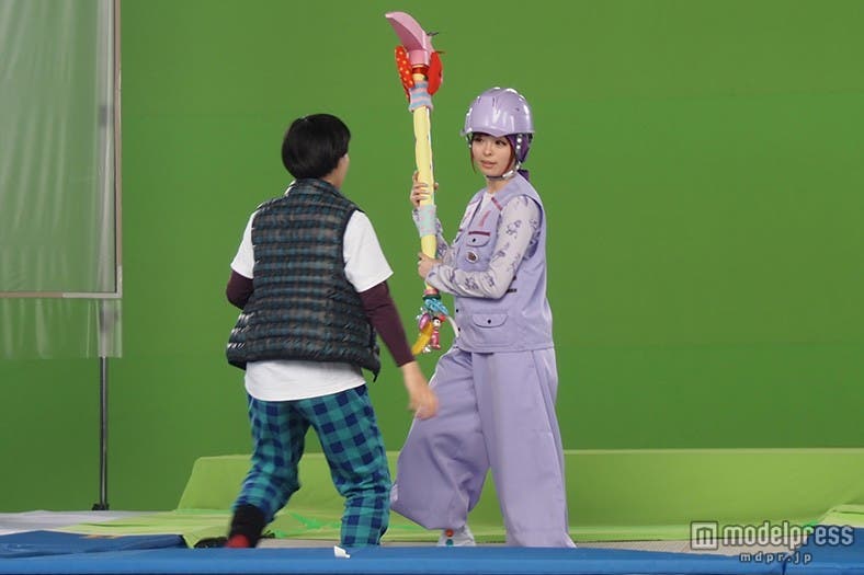 小道具を使って様々なポーズを披露/工事現場作業員衣装のきゃりーぱみゅぱみゅ