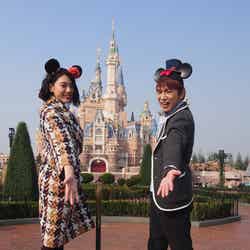 三吉彩花と濱口優が上海ディズニーリゾートへ（C）Disney