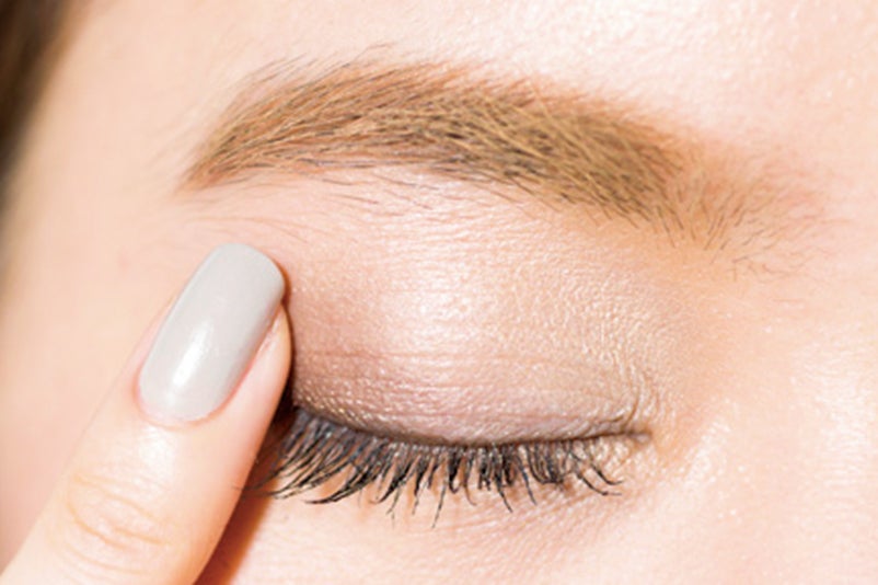 「インテグレート ワイドルックアイズ」で女っぽ可愛い目元に（モデル：野崎萌香）／画像提供：主婦の友社