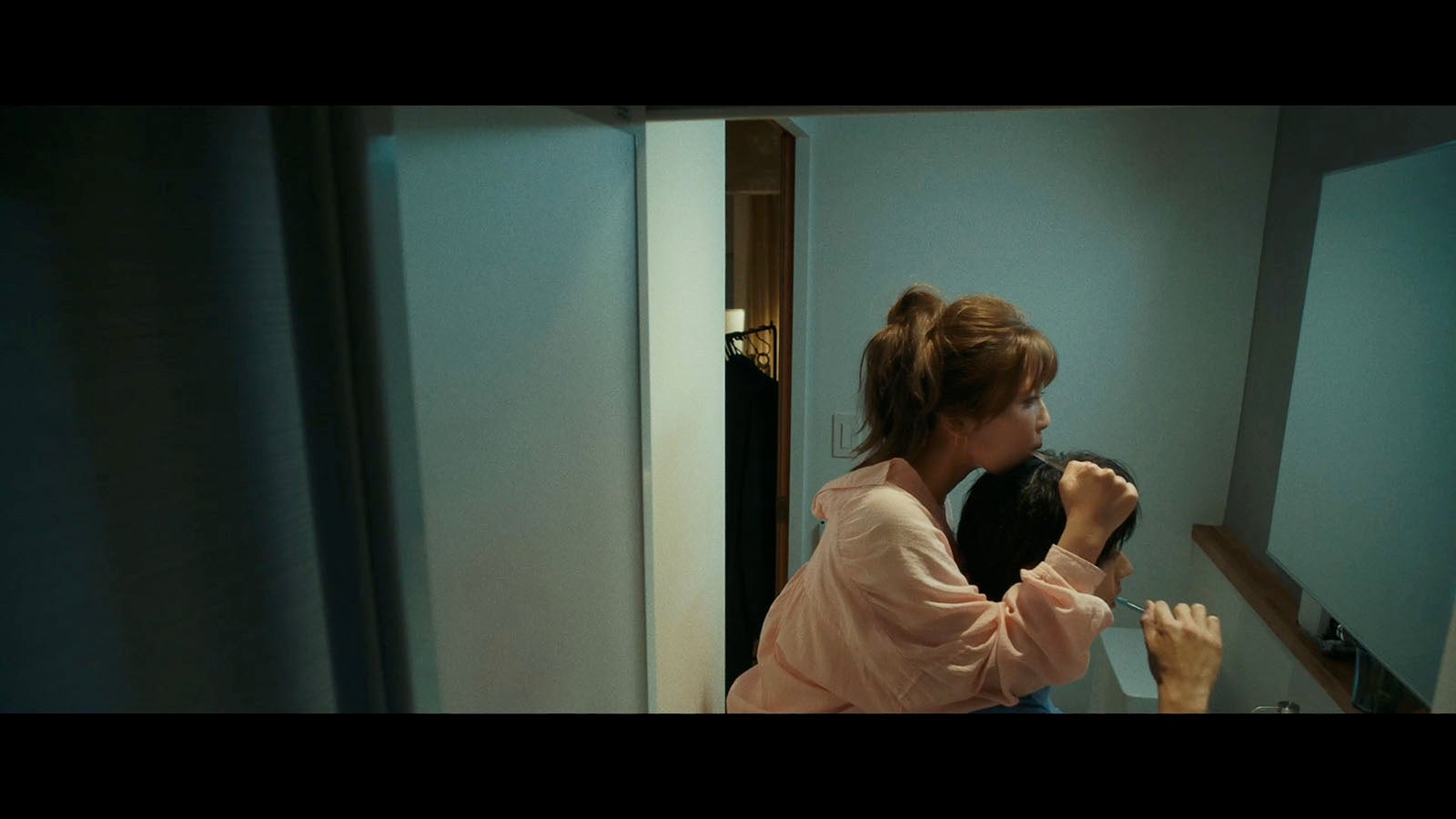 宇野実彩子＆山田裕貴の“あご乗せ歯ブラシ”シーン／「最低な君にさっきフラれました」より（提供写真）