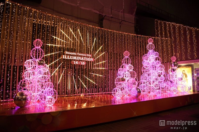 新宿ミロード ・モザイクステージ「マカロン globe のツリー」（イメージ）／画像提供：新宿テラスシティ
