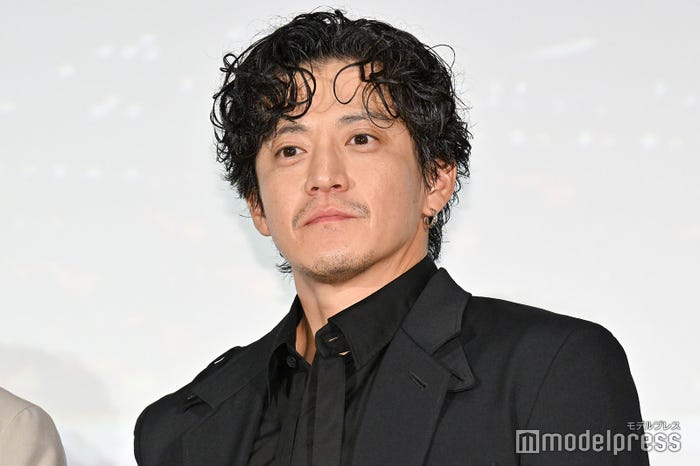 小栗旬(C)モデルプレス