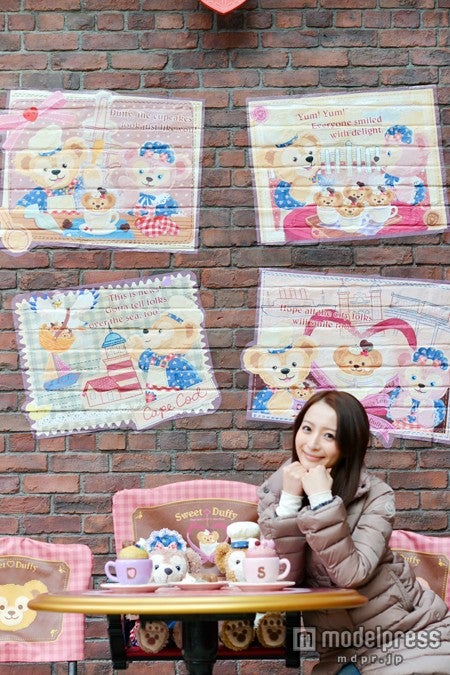 ダッフィーやシェリーメイのぬいぐるみと一緒に記念撮影できるフォトポイントが登場／モデル：竹内渉