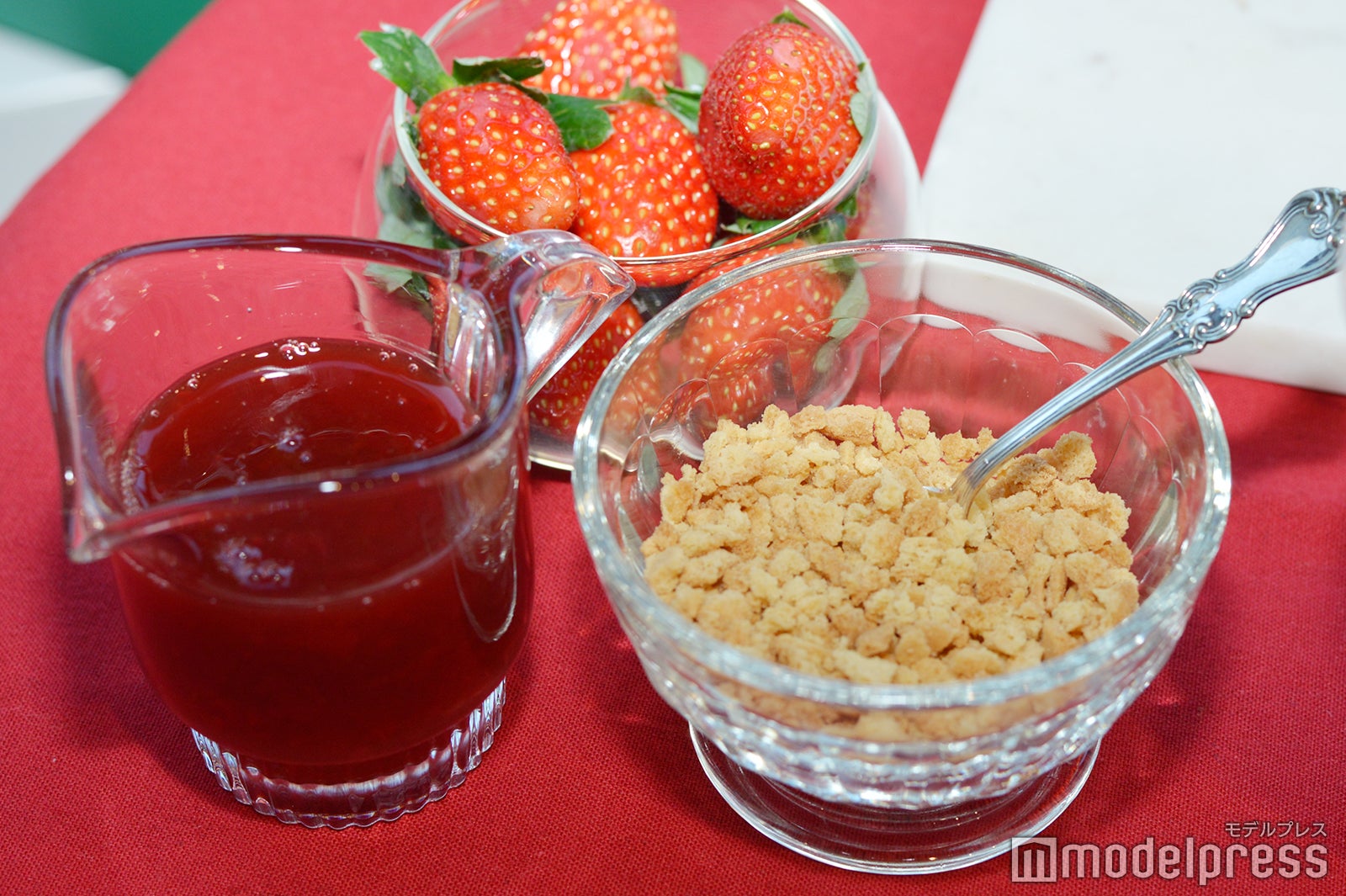 ストロベリーソースとビスケット （C）モデルプレス