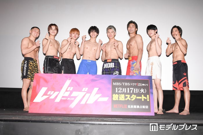 FANTASTICS木村慧人・THE RAMPAGE長谷川慎・ONE N' ONLY山下永玖ら、上裸で肉体美披露 イベント中に早着替え【レッドブルー】