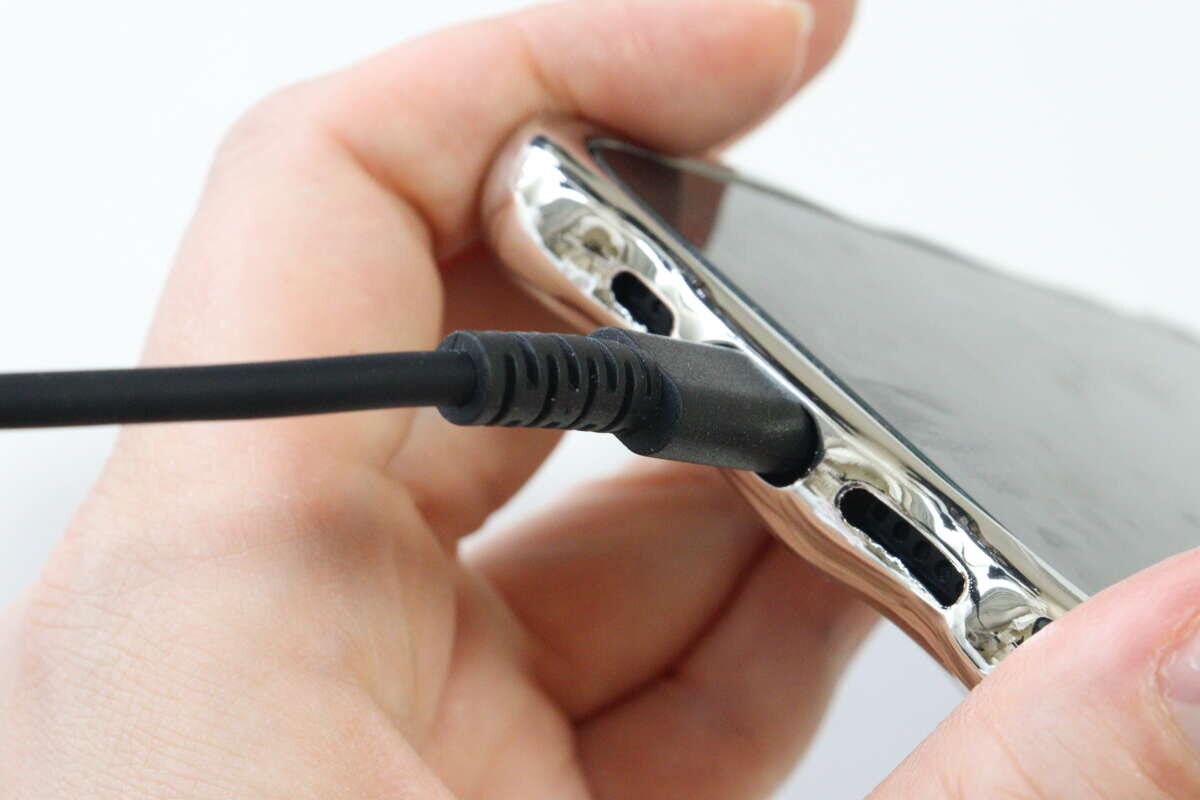 ダイソー　ぽこぽこケース（アイフォーン用、15＆14）　使用例　充電ケーブル