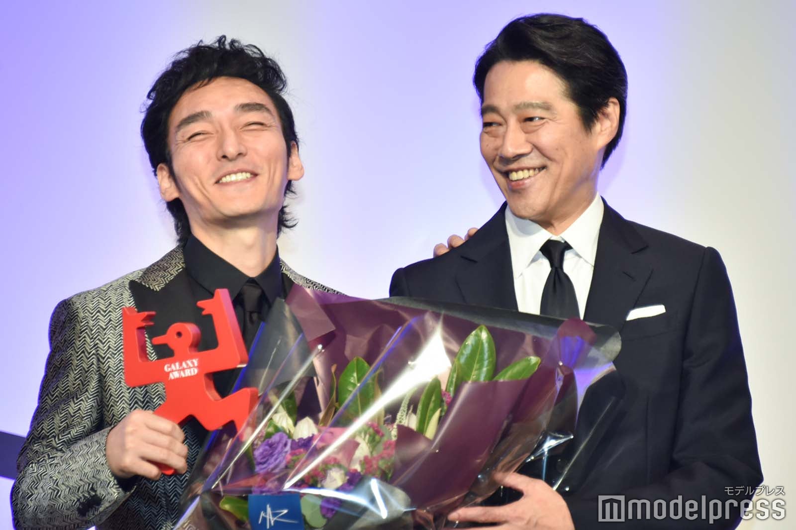 久々の再会を喜ぶ草なぎ剛、堤真一 （C）モデルプレス