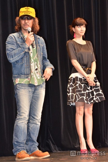 （左から）三木聡監督、加瀬亮