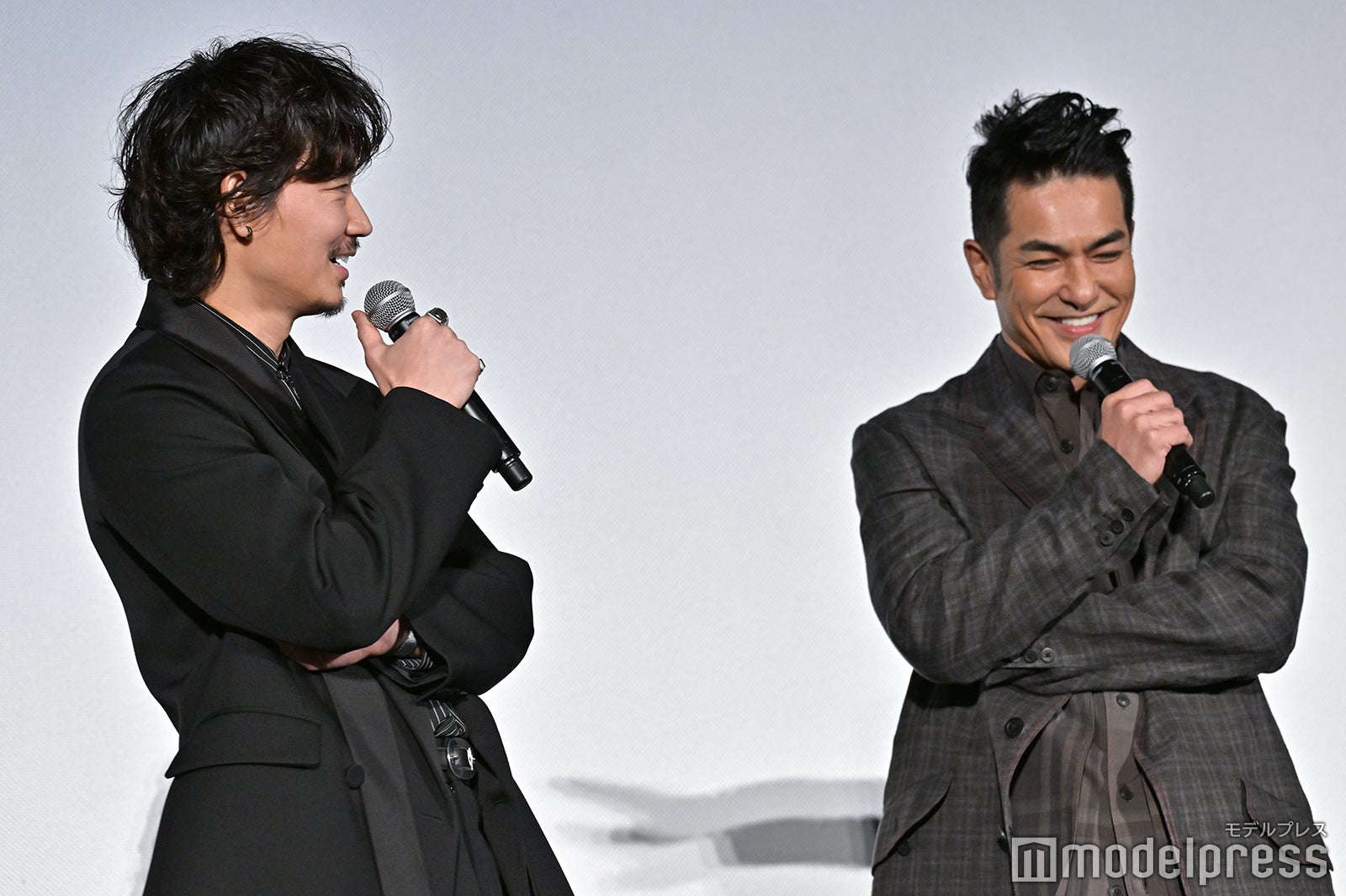 綾野剛、北村一輝（C）モデルプレス