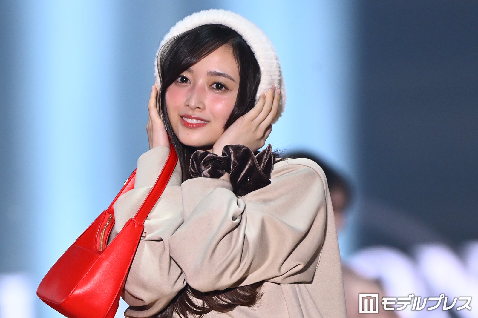 乃木坂46井上和、ミニスカ着こなす ニット帽で冬らしさプラス【TGC2026A/W】