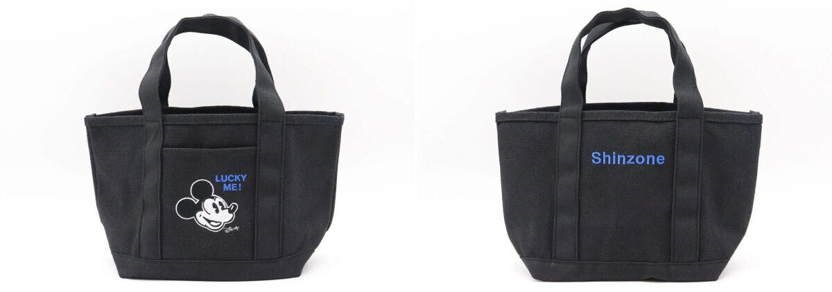 シンゾーン×ミッキーのオールブラックトートのミッキー刺繍面(左)とShinzoneロゴ面(右)の両面を並べた比較写真 シンゾーン×ミッキーのオールブラックトートのミッキー刺繍面(左)とShinzoneロゴ面(右)の両面を並べた比較写真