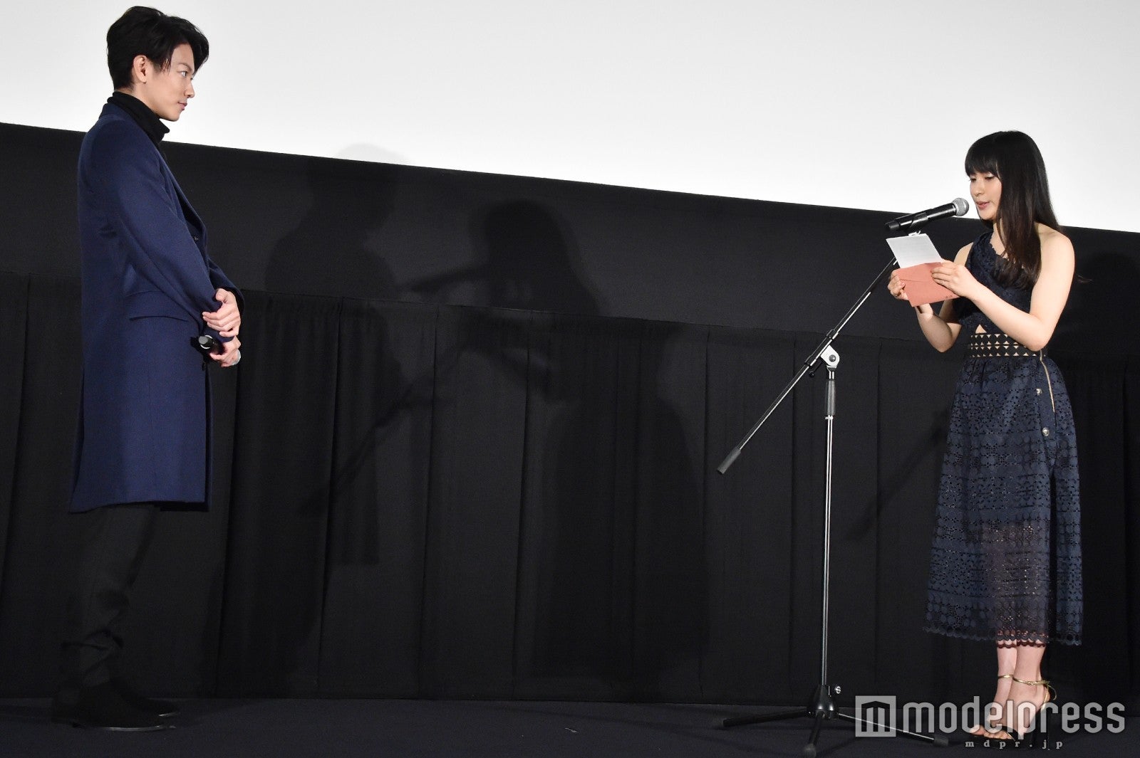 佐藤健への手紙を朗読する土屋太鳳 （C）モデルプレス