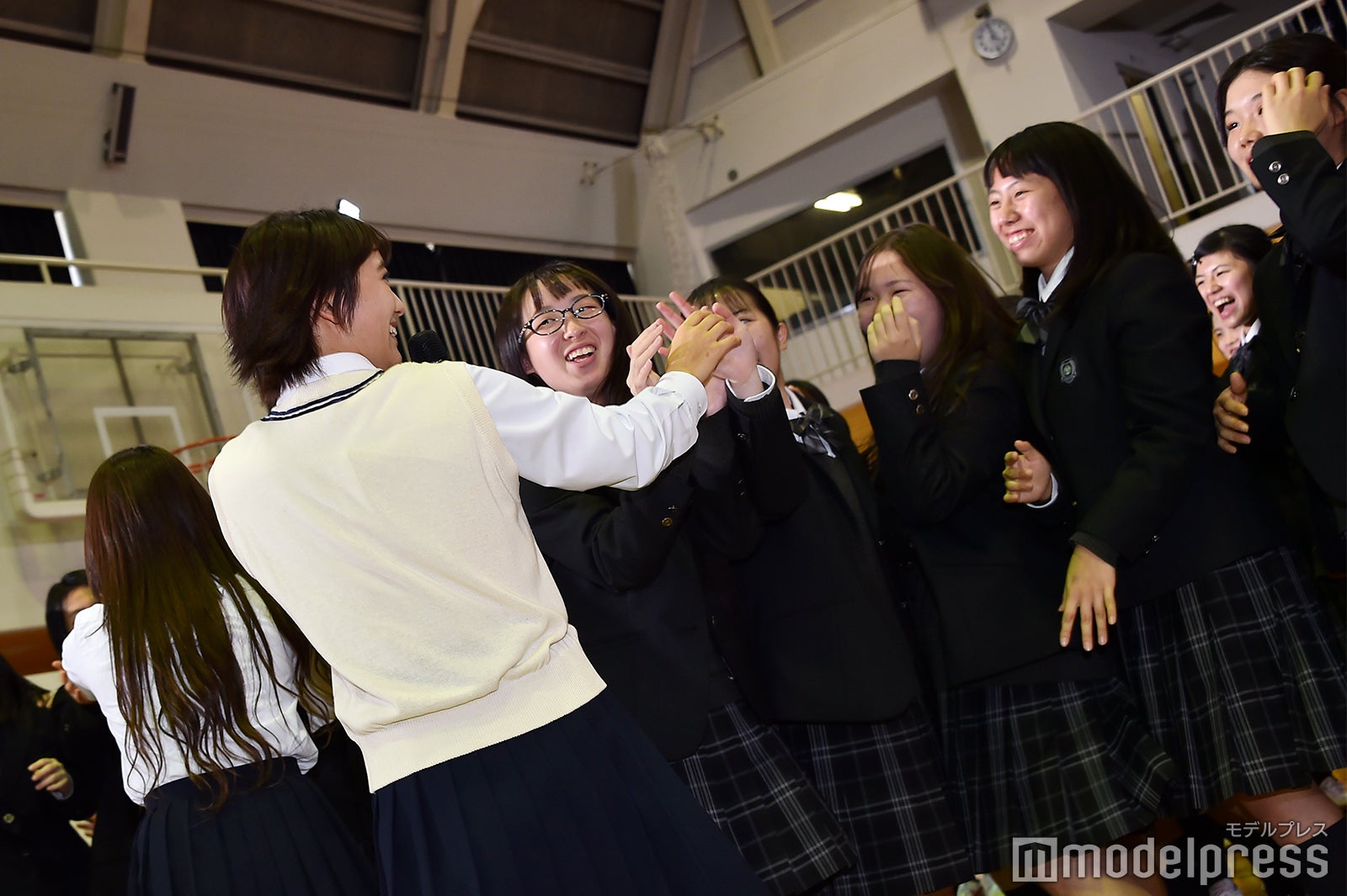 生徒の歓声に応える岡田結実（C）モデルプレス