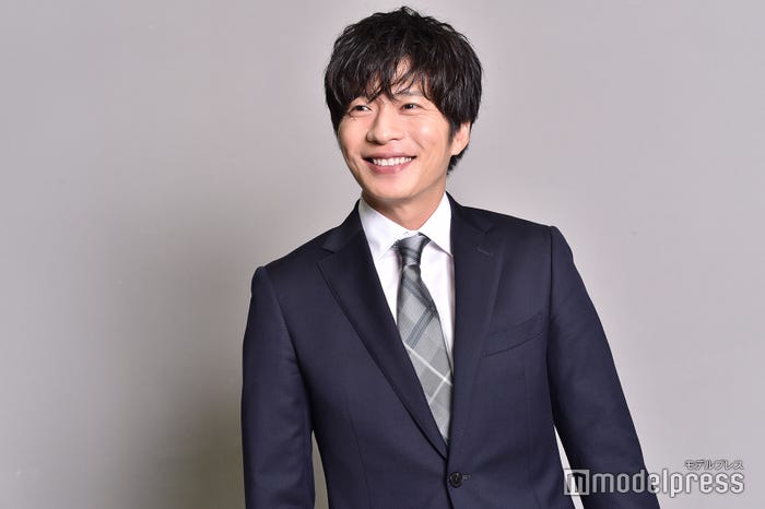 撮影中もスタッフを巻き込んで笑わせていた田中圭(C)モデルプレス