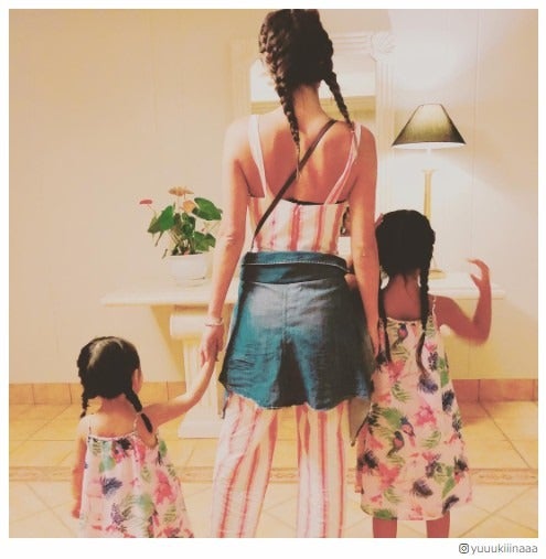 木下優樹菜、お揃いヘアで親子ショット「3姉妹みたい」の声　“美背中”にも反響