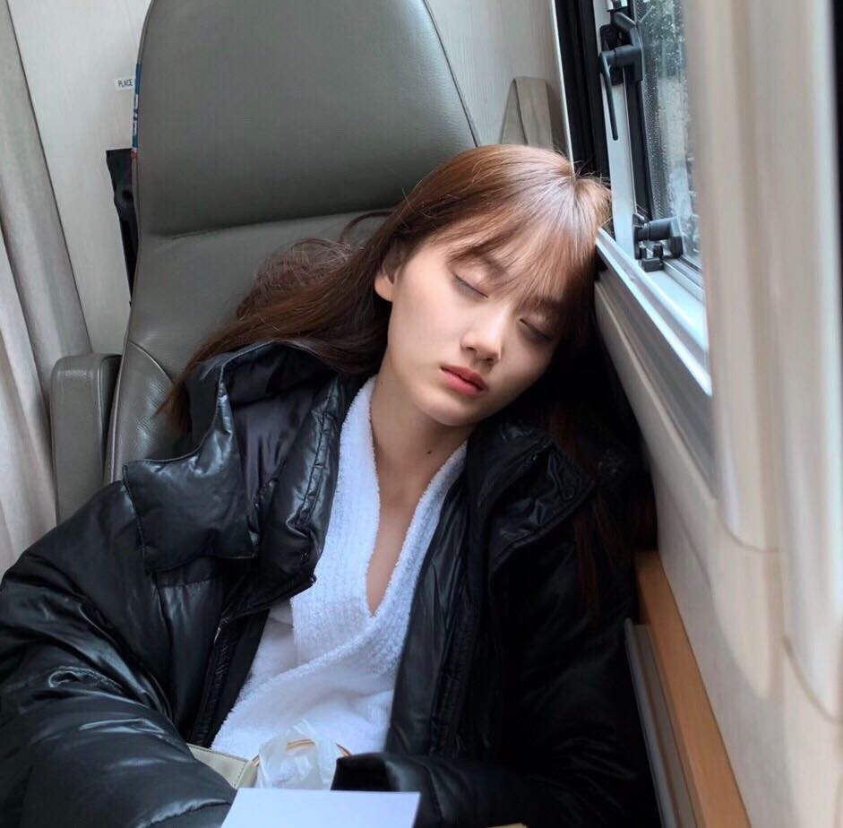 移動中に寝ている山下美月（提供写真）