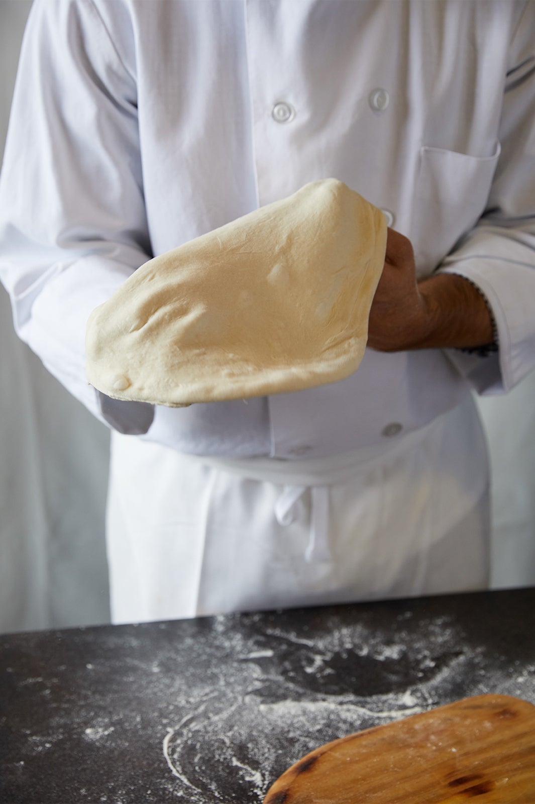 職人が練り上げ手作りする生地／画像提供：K＆BROTHERS