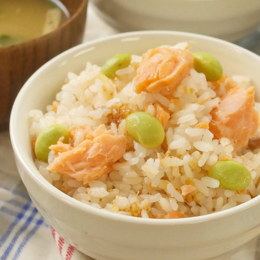 生姜の香りにほっこり♪鮭と枝豆の炊き込みごはん