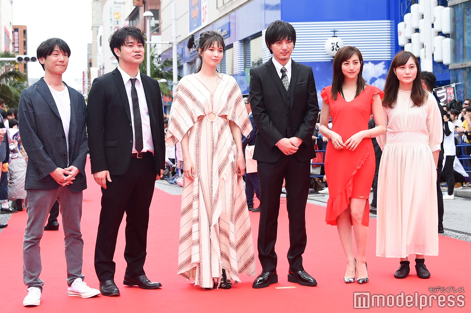 （左2番目から）八木アリサ、塚本高史、堀田茜、松本花奈監督（C）モデルプレス