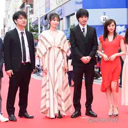 （左2番目から）八木アリサ、塚本高史、堀田茜、松本花奈監督（C）モデルプレス