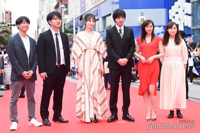 (左2番目から)八木アリサ、塚本高史、堀田茜、松本花奈監督(C)モデルプレス