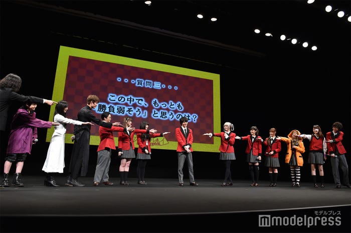 (左から)英勉監督、伊藤万理華、福原遥、宮沢氷魚、矢本悠馬、森川葵、浜辺美波、高杉真宙、池田エライザ、松田るか、中村ゆりか、三戸なつめ、柳美稀、小野寺晃良 (C)モデルプレス