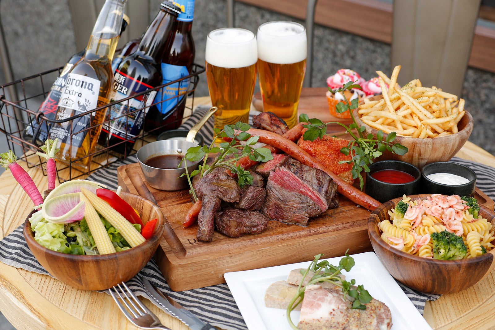 「SANTA MONICA ３rd st. MEAT TERRACE」ビアテラス　イメージ／画像提供：三菱地所プロパティマネジメント株式会社