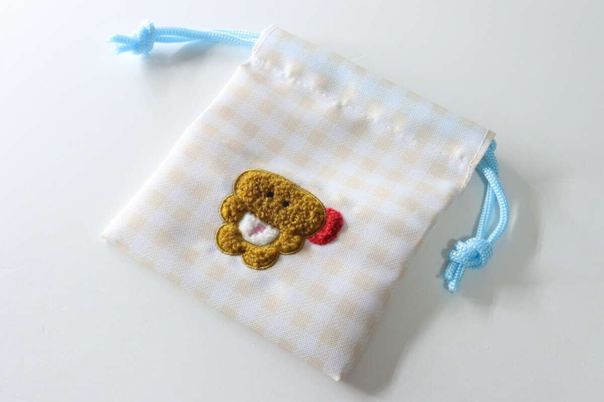ダイソーのサガラ刺繍プチ巾着、エビフライ坊やの刺繍と水色の紐 ダイソーのサガラ刺繍プチ巾着、エビフライ坊やの刺繍と水色の紐