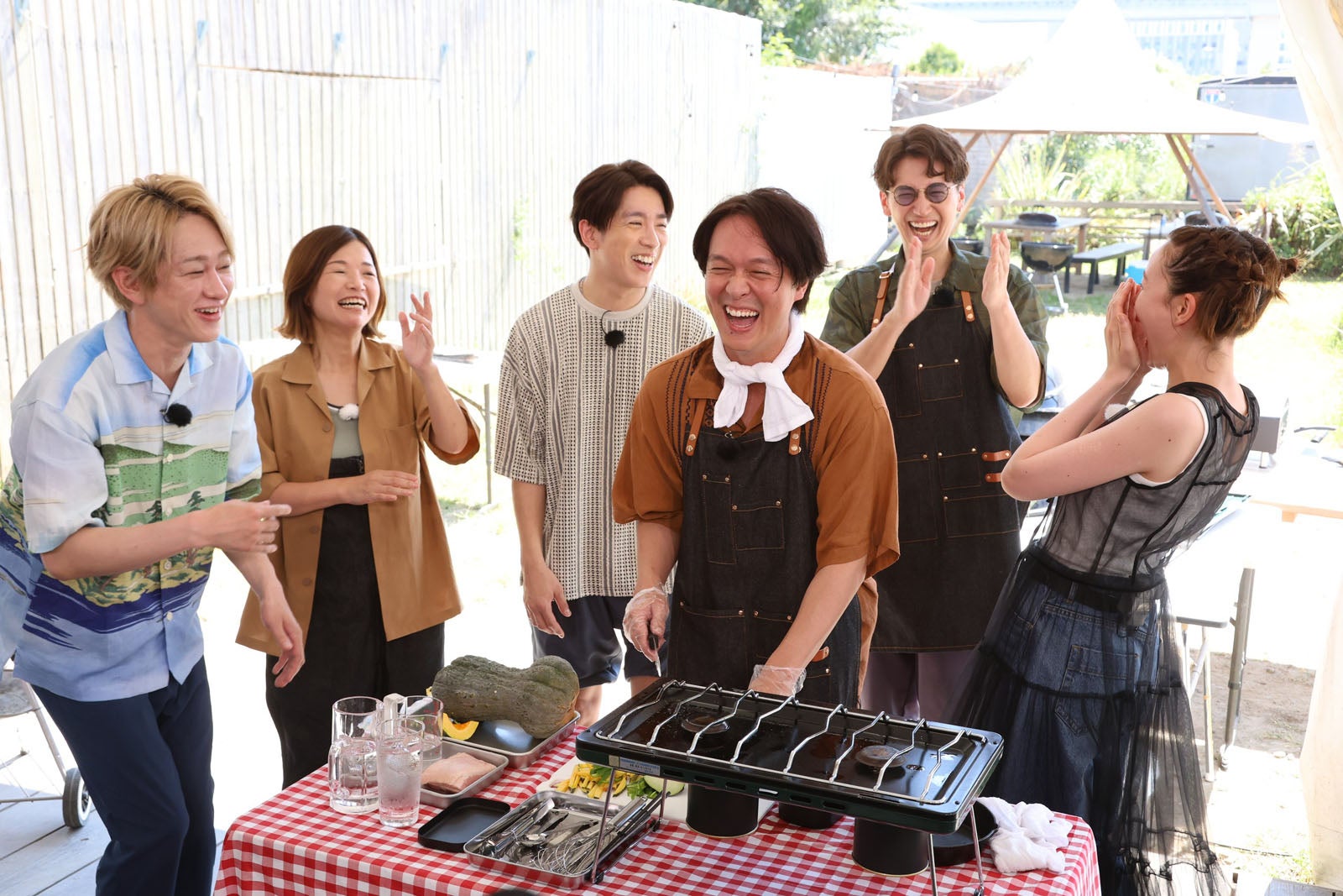 （左から）横山裕、大久保佳代子、村上信五、丸山隆平、大倉忠義、トリンドル玲奈（C）フジテレビ