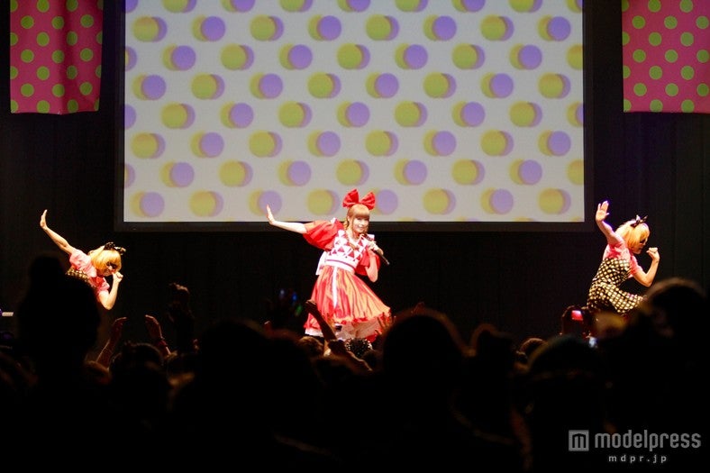 （中央）きゃりーぱみゅぱみゅ