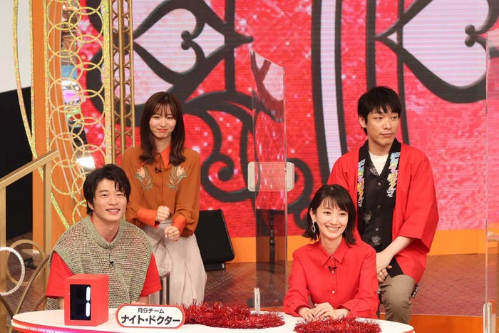 (上段左から)岡崎紗絵、川島明(下段左から)田中圭、波瑠 (C)フジテレビ