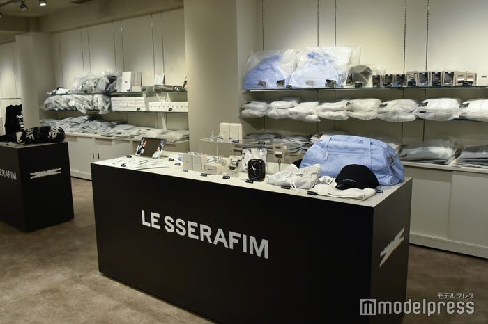「LE SSERAFIM 2024 S/S POP UP IN TOKYO」内観(C)モデルプレス