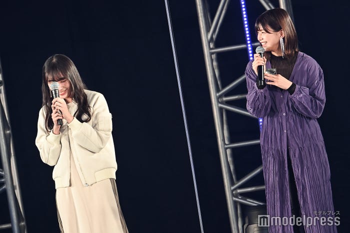 照れる渡辺梨加、渡邉理佐(C)モデルプレス