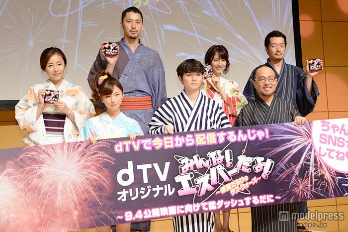 (前列左から)真野恵里菜、染谷将太、マキタスポーツ(後列左から)神楽坂恵、深水元基、小島梨里杏、綾部真弥監督