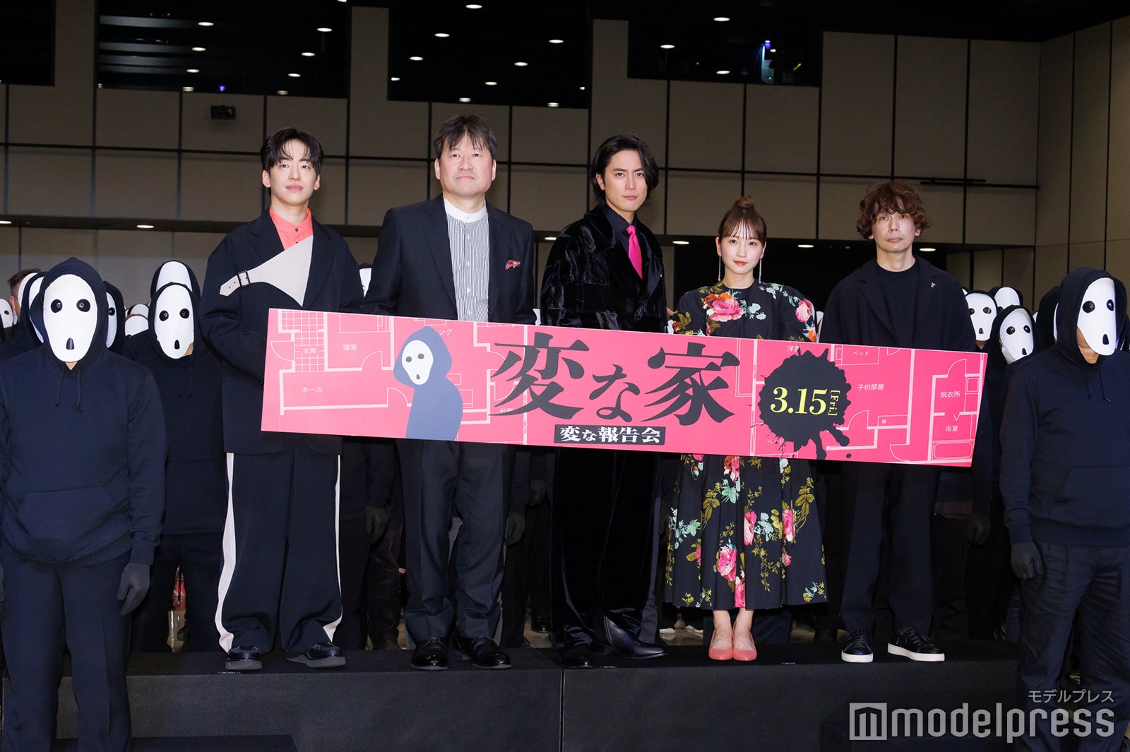 （左から）DJ松永、佐藤二朗、間宮祥太朗、川栄李奈、石川淳一監督（C）モデルプレス